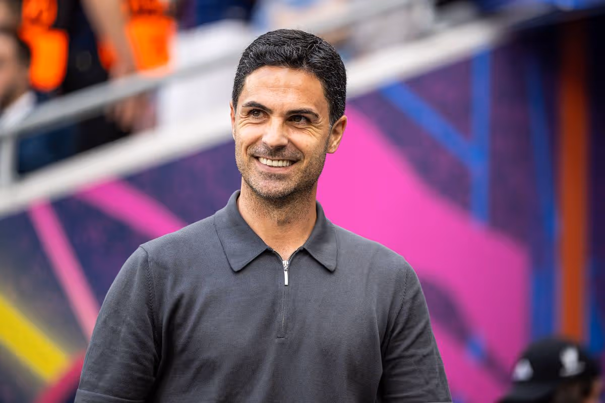 BUDAPEŠŤ, MAĎARSKO - 30. mája: Hlavný tréner Mikel Arteta sleduje pred zápasom finále Ligy majstrov UEFA 2026 medzi Paris Saint-Germain a Arsenal FC v Puskas Arene 30. mája 2026 v Budapešti v Maďarsku. (Foto: Marvin Ibo Guengoer - GES Sportfoto/Getty Images)