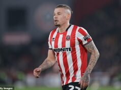 Najnovšie informácie o snahe Sheffield United o budúcnosť Kalvina Phillipsa ako záložníka Man City sa snaží dostať svoju kariéru späť na správnu cestu Sheffield United má záujem priviesť Kalvina Phillipsa späť na Bramall Lane, kde strávil druhú polovicu minulej sezóny na hosťovaní.
