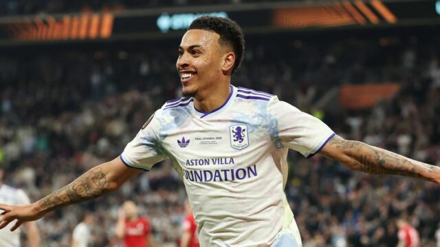 Morgan Rogers z Aston Villy oslavuje strelenie tretieho gólu svojho tímu počas zápasu finále Európskej ligy UEFA 2026 medzi SC Freiburg a Aston Villa FC v parku Besiktas 20. mája 2026 v Istanbule v Turecku.