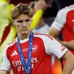 Mikel Arteta, manažér Arsenalu, a Martin Odegaard z Arsenalu sa rozprávajú s fanúšikmi, keď oslavujú v autobuse s otvorenou strechou