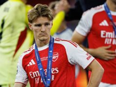 Najnovšie z Arsenalu: Martin Odegaard objasnil plán, keď bol agent hviezdy kontaktovaný ohľadom prestupu Mikel Arteta, manažér Arsenalu, a Martin Odegaard z Arsenalu sa rozprávajú s fanúšikmi, keď oslavujú v autobuse s otvorenou strechou