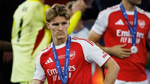 Mikel Arteta, manažér Arsenalu, a Martin Odegaard z Arsenalu sa rozprávajú s fanúšikmi, keď oslavujú v autobuse s otvorenou strechou