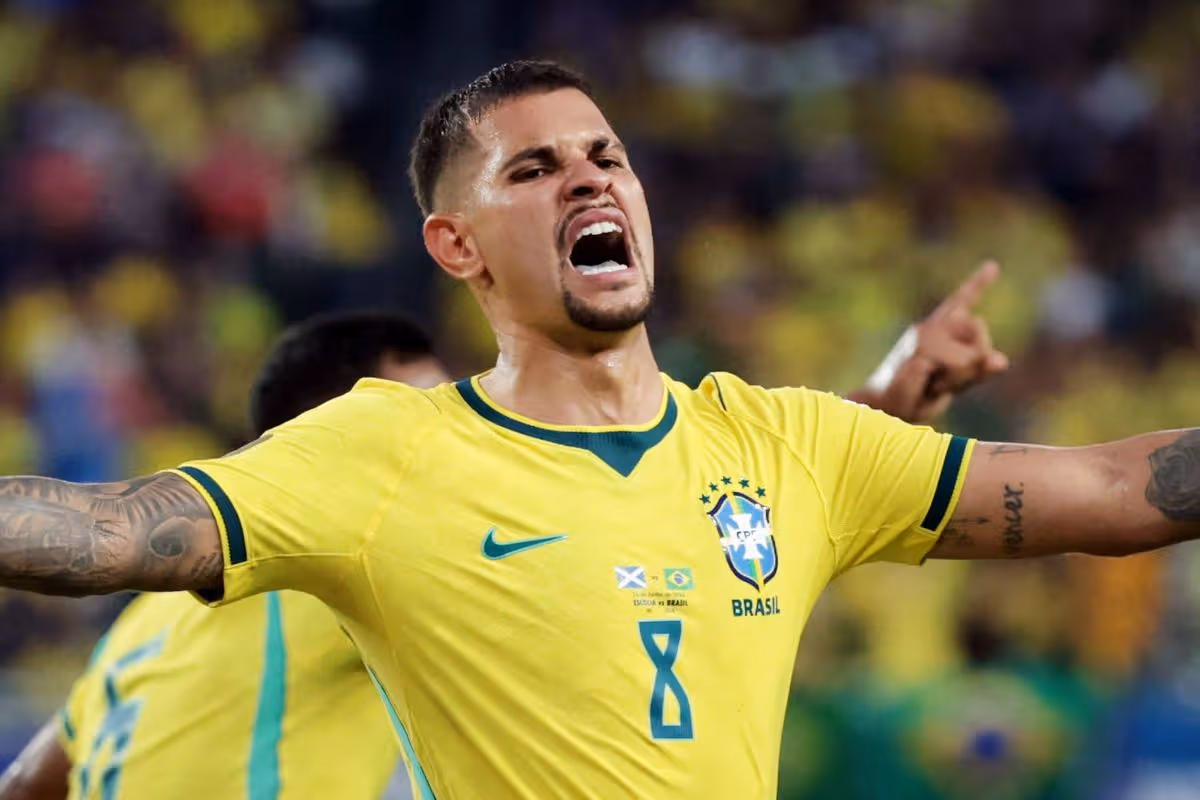 MIAMI GARDENS, FLORIDA – 24. JÚNA: Bruno Guimaraes z Brazílie reaguje počas zápasu C-skupiny Majstrovstiev sveta vo futbale 2026 medzi Škótskom a Brazíliou na štadióne Miami 24. júna 2026 v Miami v Spojených štátoch. (Foto: Ian MacNicol/Getty Images)
