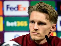 Najnovšie z Arsenalu: Teória odchodu ‚Mad‘ Martina Odegaarda bola vznesená, keď hviezda Gunners hovorila o prestupových rozhovoroch Mikel Arteta, manažér / hlavný tréner Arsenalu, oslavuje s Leandrom Trossardom po semifinálovom zápase druhej časti Ligy majstrov UEFA 2025/26 medzi Arsenal FC a Atletico de Madrid na Emirates Stadium
