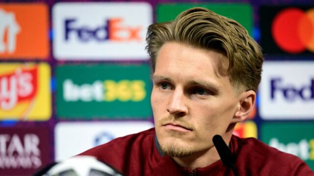 Najnovšie z Arsenalu: Teória odchodu 'Mad' Martina Odegaarda bola vznesená, Mikel Arteta, manažér / hlavný tréner Arsenalu, oslavuje s Leandrom Trossardom po semifinálovom zápase druhej časti Ligy majstrov UEFA 2025/26 medzi Arsenal FC a Atletico de Madrid na Emirates Stadium