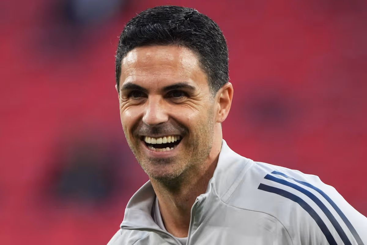 Hlavný tréner FC Arsenal Mikel Arteta sa usmieva počas tréningu/tlačovej konferencie deň pred finále Ligy majstrov UEFA 2026 v Puskas Arene 29. mája 2026 v Budapešti v Maďarsku