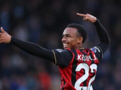 Najnovšie z Arsenalu: „Seriózna ponuka“ prichádza, pretože Mikel Arteta dostane podporu Eli Junior Kroupi prestupom Eli Junior Kroupi z Bournemouthu oslavuje po strelení gólu na 1:0 počas zápasu Premier League medzi Bournemouthom a Manchestrom City na Vitality Stadium 19. mája 2026.