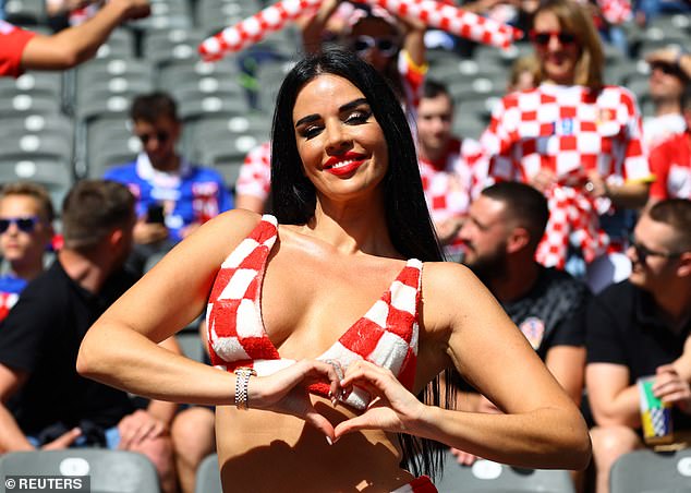 Najslávnejšia chorvátska fanúšička vedie vo svojej krajine tvrdenia, že „chváliace Virálna chorvátska fanúšička Ivana Knoll predpovedala, že jej tím dnes večer porazí Anglicko v Texase