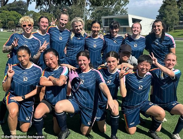 Najstarší futbalový klub LGBTQIA+ na svete kritizovaný za to, že Flying Bats, založený v Sydney v roku 1985, sú dnes najstarším austrálskym LGBTQIA+ ženským a nebinárnym futbalovým klubom.