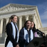 Atlétky hovoriace pred Najvyšším súdom USA vo Washingtone, DC