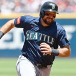 28. júna 2026; Cleveland, Ohio, USA; Útočník Cal Raleigh (29) zo Seattle Mariners obsadil tretiu základňu na ceste k bodovaniu počas druhej smeny proti Cleveland Guardians na Progressive Field. Povinný kredit: Ken Blaze-Imagn Images