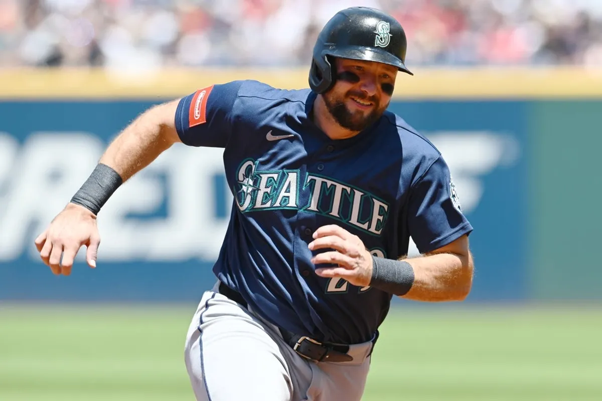28. júna 2026; Cleveland, Ohio, USA; Útočník Cal Raleigh (29) zo Seattle Mariners obsadil tretiu základňu na ceste k bodovaniu počas druhej smeny proti Cleveland Guardians na Progressive Field. Povinný kredit: Ken Blaze-Imagn Images