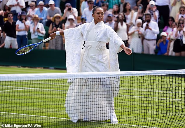 Naomi Osaka prichádza na Wimbledon v ĎALŠOM pútavom oblečení Kimono, pretože tenisová hviezda odmieta ustúpiť vo svojej „módnej prehliadke“ napriek prísnemu oblečeniu