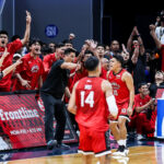 Nards Pinto z Barangay Ginebra Gin Kings reaguje po tom, čo v 7. zápase finále PBA Commissioner's Cup 2026 zaznamenal veľké 3.
