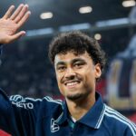 Nathaniel Brown máva fanúšikom pri vstupe na ihrisko pred medzinárodným priateľským zápasom medzi Nemeckom a Fínskom v MEWA Arene