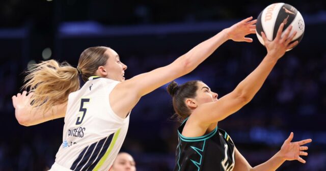 Návrat Kelsey Plum nemôže zvrátiť sklz Sparks v prehre s Wings
