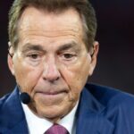 8. januára 2026; Glendale, AZ, USA; Osobnosť ESPN Nick Saban počas Fiesta Bowl 2026 a semifinálového zápasu College Football Playoff na State Farm Stadium. Povinný kredit: Mark J. Rebilas-Imagn Images