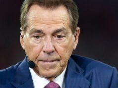 Návrh zákona o univerzitnom športe smeruje do Senátu na úplné hlasovanie 8. januára 2026; Glendale, AZ, USA; Osobnosť ESPN Nick Saban počas Fiesta Bowl 2026 a semifinálového zápasu College Football Playoff na State Farm Stadium. Povinný kredit: Mark J. Rebilas-Imagn Images
