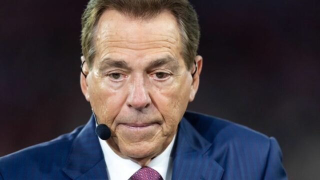 8. januára 2026; Glendale, AZ, USA; Osobnosť ESPN Nick Saban počas Fiesta Bowl 2026 a semifinálového zápasu College Football Playoff na State Farm Stadium. Povinný kredit: Mark J. Rebilas-Imagn Images