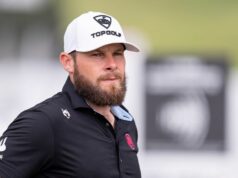 Neskorý nárast umožňuje Tyrrellovi Hattonovi získať vedenie v LIV Golf Andalucia 10. mája 2026; Sterling, Virgínia, USA; Tyrrell Hatton sa pozerá na fairway počas posledného kola golfového turnaja LIV Golf Virginia v Trump National Golf Club. Povinný kredit: Jack Power-Imagn Images
