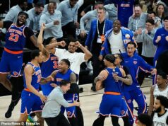 New York Knicks VYHRAJÚ finále NBA po ďalšom epickom návrate a získajú prvý titul po 53 rokoch, čo posiela dlho trpiacich fanúšikov do ríše snov Hráči New York Knicks sa po víťazstve vo finále NBA ponáhľajú v San Antoniu