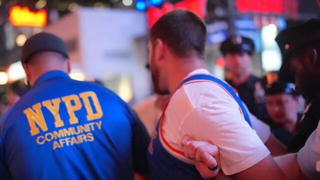 Newyorská polícia zatkla 17 ľudí na večierku Knicks NBA Finals pred MSG
