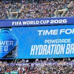 Hráči Anglicka prijímajú tekutiny počas hydratačnej prestávky v zápase proti Chorvátsku