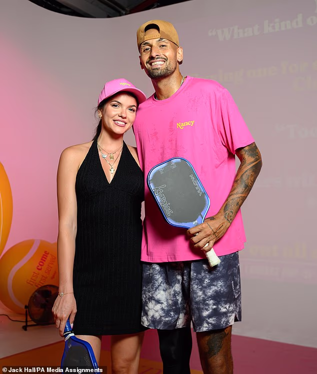 Nick Kyrgios a jeho partnerka Danai Stamati sú na fotke na prestávke v rozhovoroch pre obchod s dospelými zameranými na ženy Hello Nancy.