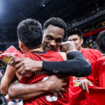 Justin Brownlee z Barangay Ginebra Gin Kings oslavuje zisk majstrovského titulu v PBA Commissioner's Cup 2026