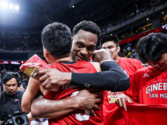 Niet pochýb o tom, že Justin Brownlee je KOZA, hovorí Tim Cone Justin Brownlee z Barangay Ginebra Gin Kings oslavuje zisk majstrovského titulu v PBA Commissioner's Cup 2026