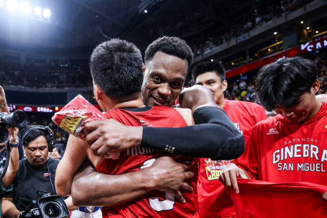 Niet pochýb o tom, že Justin Brownlee je KOZA, hovorí Justin Brownlee z Barangay Ginebra Gin Kings oslavuje zisk majstrovského titulu v PBA Commissioner's Cup 2026