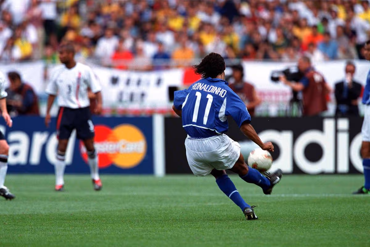Futbal, finále majstrovstiev sveta 2002, štvrťfinále, Shizuoka, Japonsko, 21. júna 2002, Anglicko 1 proti Brazílii 2, Brazílčan Ronaldinho strieľa víťazný gól z priameho kopu