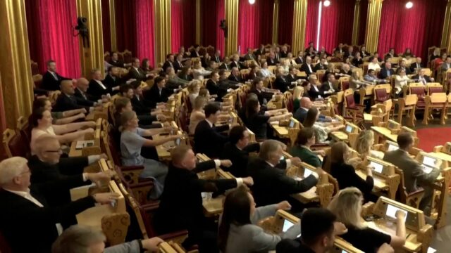 Nórski poslanci sa pripojili k virálnemu trendu svetového pohára „Viking Row“ | futbal
