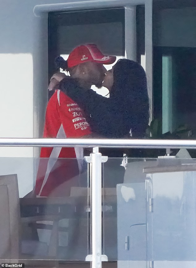 Nové fotky zachytávajú intímnu chvíľku Kim Kardashian s Lewisom Hamiltonom... Kim Kardashian bozkáva Lewisa Hamiltona na jeho luxusnej jachte po účasti na GP Monaka