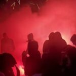 Jazdecká polícia bola nútená zasiahnuť, keď sa tisíce fanúšikov pokúšali vtlačiť na zaplnené námestie Federation Square naživo pred začiatkom