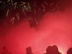 Nové výzvy na zákaz premietania Socceroos na Námestí federácie po chaose vo svetliciach, tlačenici davu a údajnom sexuálnom útoku Jazdecká polícia bola nútená zasiahnuť, keď sa tisíce fanúšikov pokúšali vtlačiť na zaplnené námestie Federation Square naživo pred začiatkom