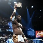 Oba Femi stojaci vo wrestlingovom ringu v Kingdom Arena v Rijáde