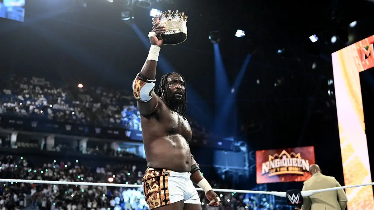 Oba Femi stojaci vo wrestlingovom ringu v Kingdom Arena v Rijáde
