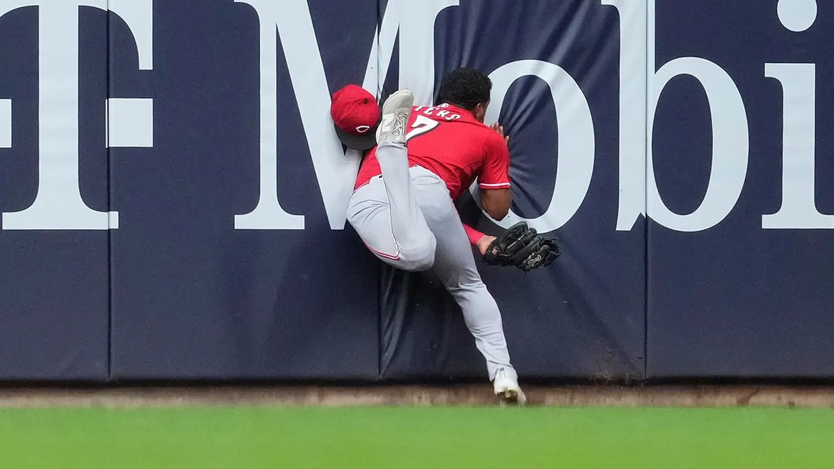 Dane Myers z Cincinnati Reds narazil do steny po chytení počas bejzbalového zápasu.