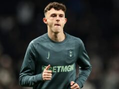 Obranca Tottenhamu predĺžil zmluvu po boji so zranením Maeson King, ktorý sa rozcvičuje v Tottenhame Hotspur v Európskej lige, dostal od klubu novú zmluvu.