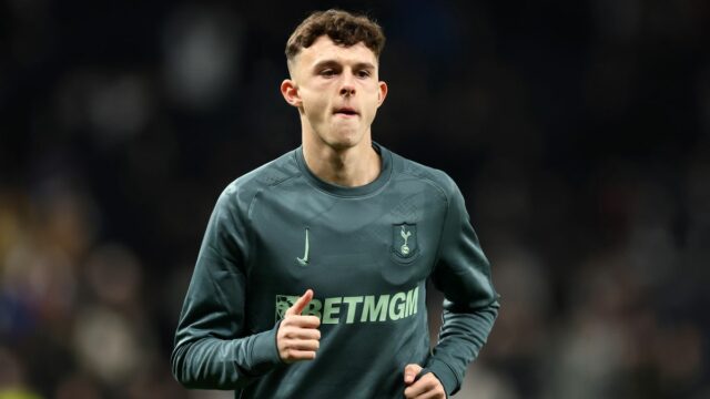 Obranca Tottenhamu predĺžil zmluvu po boji so zranením Maeson King, ktorý sa rozcvičuje v Tottenhame Hotspur v Európskej lige, dostal od klubu novú zmluvu.