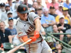 Obri dosiahli 20 zásahov a odvrátili Brewers 12-9 4. júna 2026; Milwaukee, Wisconsin, USA; Tretí hráč tímu San Francisco Giants Matt Chapman (26) zasiahol do singlu v rozbehu v tretej smene proti Milwaukee Brewers na American Family Field. Povinný kredit: Benny Sieu-Imagn Images