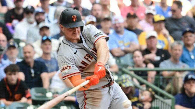 4. júna 2026; Milwaukee, Wisconsin, USA; Tretí hráč tímu San Francisco Giants Matt Chapman (26) zasiahol do singlu v rozbehu v tretej smene proti Milwaukee Brewers na American Family Field. Povinný kredit: Benny Sieu-Imagn Images