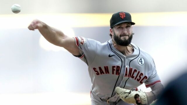 Nadhadzovač San Francisco Giants Trevor McDonald (72) hádže počas prvého nábehu svojho zápasu proti Milwaukee Brewers v utorok 2. júna 2026 na American Family Field v Milwaukee, Wisconsin.