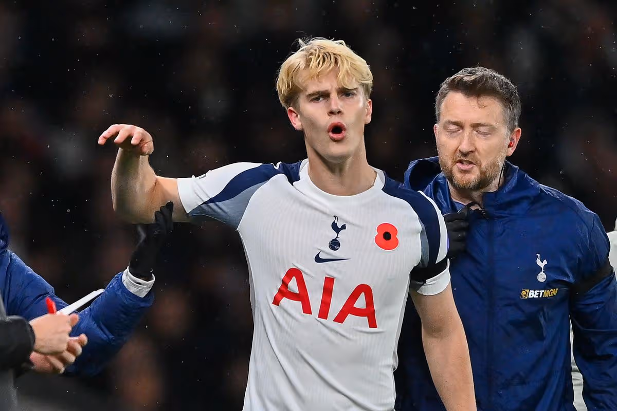 Lucas Bergvall z Tottenhamu Hotspur vyzerá skľúčene predtým, ako ho stiahli so zranením hlavy počas zápasu Premier League medzi Tottenham Hotspur a Chelsea na štadióne Tottenham Hotspur 1. novembra 2025 v Londýne v Anglicku.