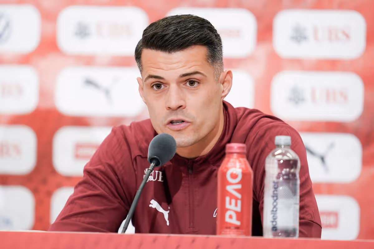 BASEL, ŠVAJČIARSKO - 26. marca: Švajčiarsky kapitán Granit Xhaka hovorí počas švajčiarskej tlačovej konferencie v St. Jakob-Park 26. marca 2026 v Bazileji vo Švajčiarsku. (Foto Daniela Porcelli/Getty Images)