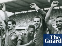 Očakáva sa, že Pelého dres číslo 10 v Brazílii z finále MS 1958 vydraží v aukcii 4,5 milióna libier | Pele Očakáva sa, že Pelého dres číslo 10 v Brazílii z finále MS 1958 vydraží v aukcii 4,5 milióna libier | Pele