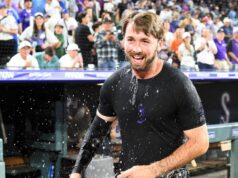 Odchod Sterlina Thompsona zavŕšil rally Rockies okolo Cubs 10. júna 2026; Denver, Colorado, USA; Obranca Colorada Rockies Sterlin Thompson (30) je poliaty vodou po tom, čo na Coors Field prekonal Chicago Cubs. Povinný kredit: Christopher Hanewinckel-Imagn Images