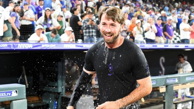 10. júna 2026; Denver, Colorado, USA; Obranca Colorada Rockies Sterlin Thompson (30) je poliaty vodou po tom, čo na Coors Field prekonal Chicago Cubs. Povinný kredit: Christopher Hanewinckel-Imagn Images