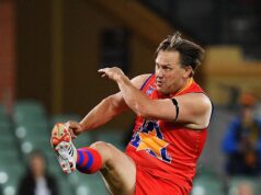 Odhalené: Ako ikona AFL Tony Modra ohromil svojich blízkych, keď sa prebudil z operácie po nehode kamióna, ktorá ho takmer zabila Tony Modra (na obrázku hrá v zápase legiend v roku 2018) vyšiel z operácie bez známok poranenia mozgu po tom, čo minulý štvrtok večer takmer zomrel pri nehode kamiónu.
